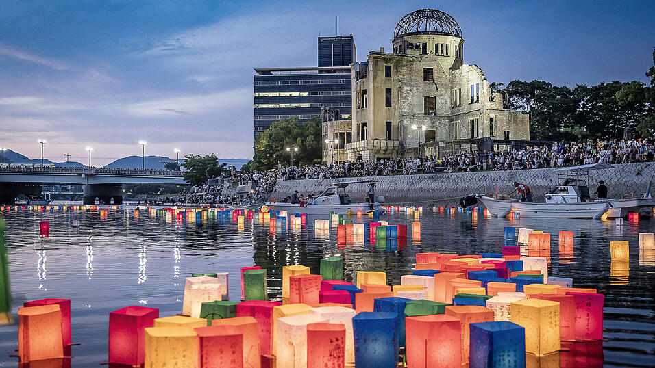 Der A-Bomb-Dome in Hiroshima, eine Gedenkst&auml;tte f&uuml;r den Atombombenabwurf im Zweiten Weltkrieg, ist zugleich Friedenssymbol wie hier bei der 'Peace Memorial Ceremony', die immer am 6. August stattfindet.
