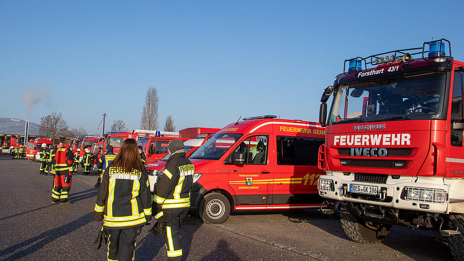 Nach dem Chlorgasaustritt am Elypso waren zahlreiche Einsatzkräfte vor Ort. 