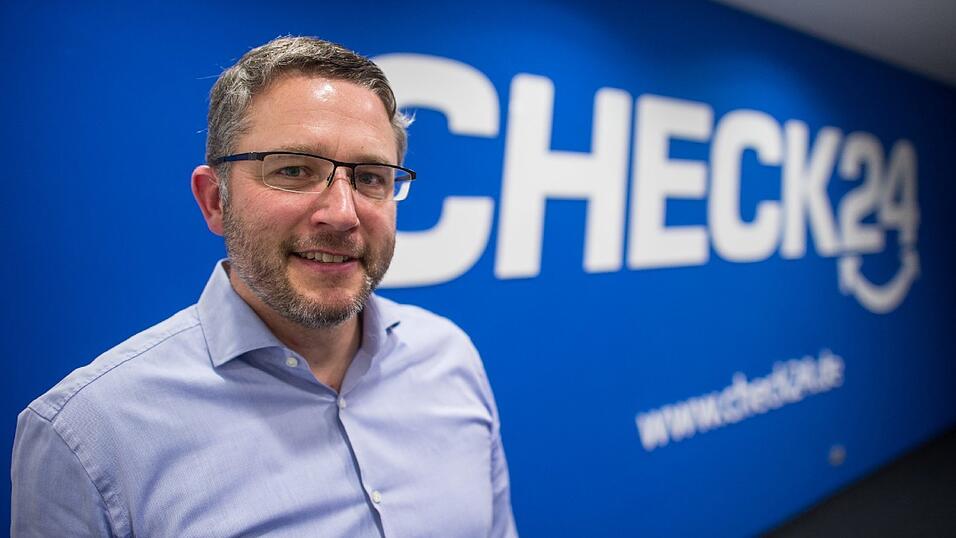 Der Sprecher der Gesch&auml;ftsf&uuml;hrung Christoph R&ouml;ttele blickt am 09.12.2015 in der Zentrale des Vergleichsportals Check24 in M&uuml;nchen (Bayern) in die Kamera.