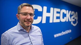 Der Sprecher der Gesch&auml;ftsf&uuml;hrung Christoph R&ouml;ttele blickt am 09.12.2015 in der Zentrale des Vergleichsportals Check24 in M&uuml;nchen (Bayern) in die Kamera.