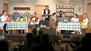 Leseprobe zwischen Brotzeit und Steinkrügen: Das Ensemble trifft sich im Wirtshaus zur ersten Leseprobe.