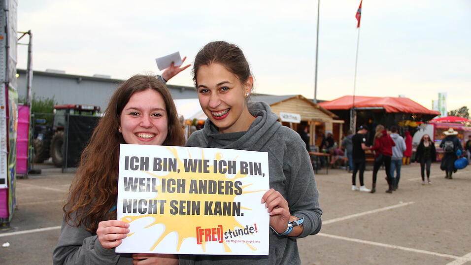 Die Besucher des Pfingst-Open-Airs in Salching sind schon in Feierlaune, aufgenommen von David Voltz am Freitag.