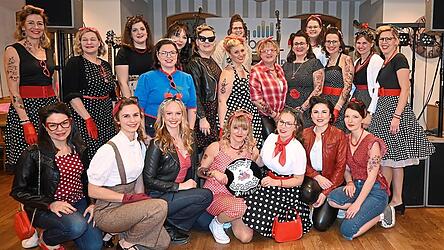 Mit Petticoats, Polka-Dots und Haartollen bet&ouml;rten die Rockabillys.