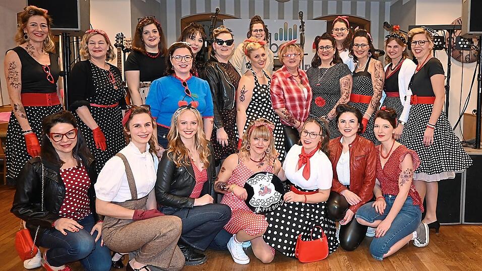 Mit Petticoats, Polka-Dots und Haartollen betörten die Rockabillys. Mit Petticoats, Polka-Dots und Haartollen betörten die Rockabillys.