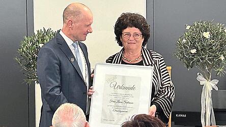 B&uuml;rgermeister Thomas Etschmann verlieh seiner Amtsvorg&auml;ngerin Liane Sedlmeier die Ehrenb&uuml;rgerw&uuml;rde.