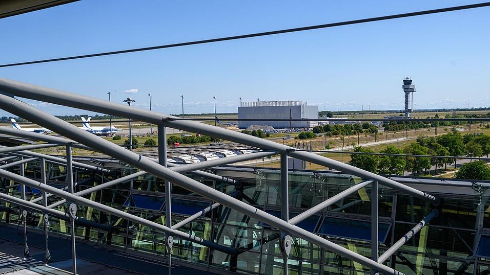 Ein Vorfall mit einer Sprengstoff-Drohne am Flughafen Leipzig/Halle hatte vor wenigen Tagen für großes Aufsehen gesorgt. Dazu ermittelt die Bundesanwaltschaft. Ein Vorfall mit einer Sprengstoff-Drohne am Flughafen Leipzig/Halle hatte vor wenigen Tagen für großes Aufsehen gesorgt. Dazu ermittelt die Bundesanwaltschaft.