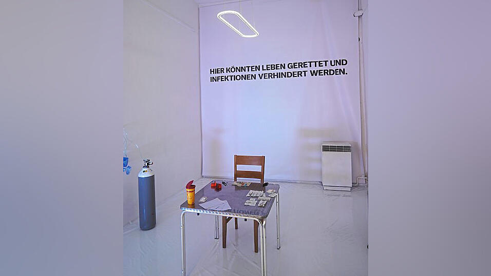 Die Installation ist in einer Galerie aufgebaut. Die Installation ist in einer Galerie aufgebaut.