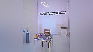 Die Installation ist in einer Galerie aufgebaut. Die Installation ist in einer Galerie aufgebaut.