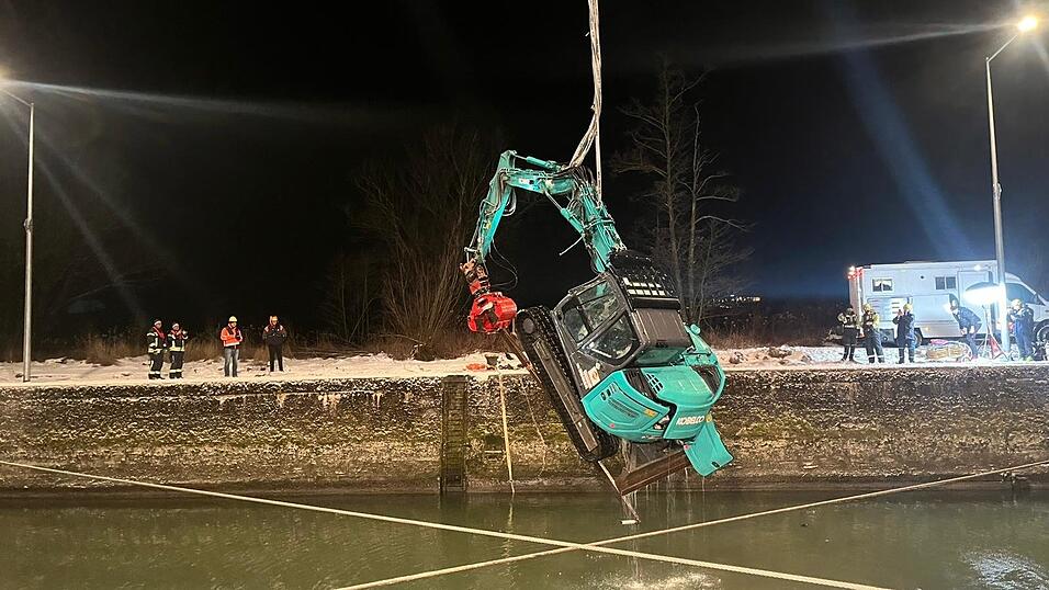 Unter Einsatz eines Schwimmkrans wurde der Bagger geborgen.