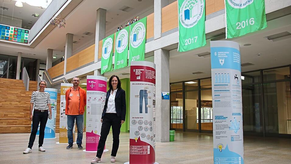 Sie präsentierten die Ausstellung im Realschulfoyer: Lehrerin Anita Goller, Hubert Feldmeier vom Elternbeirat und Direktorin Waltraud Eder. Sie präsentierten die Ausstellung im Realschulfoyer: Lehrerin Anita Goller, Hubert Feldmeier vom Elternbeirat und Direktorin Waltraud Eder.