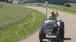 Knatternd kamen die Traktoren im Heimatmuseum in Thal an. Knatternd kamen die Traktoren im Heimatmuseum in Thal an.