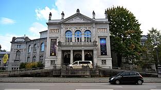 Die Premiere findet nicht im National-, sondern im Prinzregententheater statt.