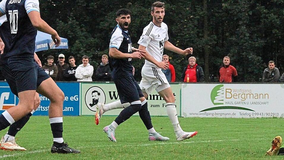 Rodings Coach Andreas Klebl hofft beim Gastspiel der „Osserbuam“ (in Weiß), dass der Sieg in Regensburg seinen Spielern genug Selbstvertrauen gegeben hat, um den gefährlichen Lamer Stürmern zu trotzen.