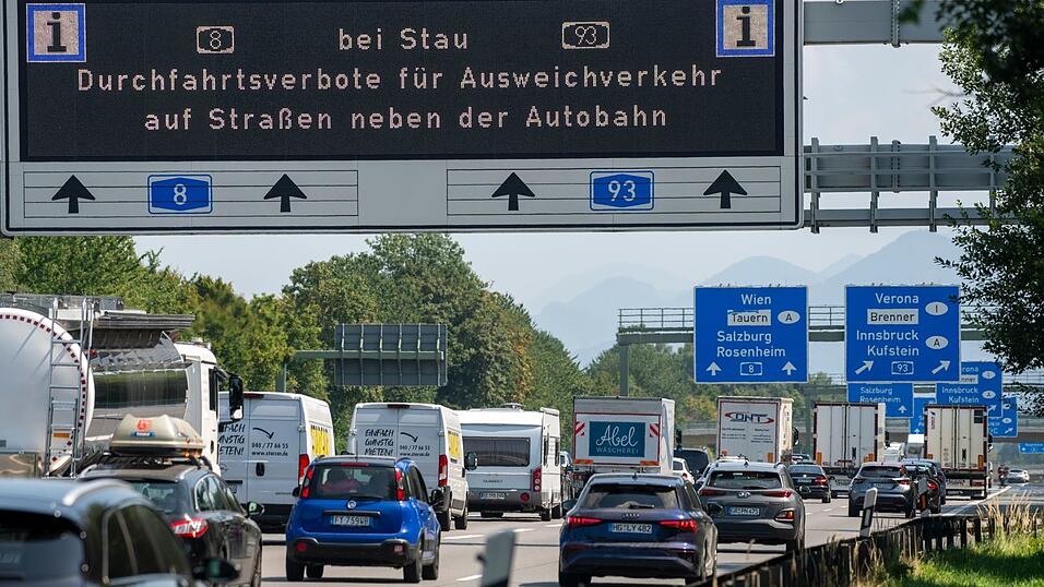 Nur bei Stau darf die Polizei Autofahrer auf die Autobahn zurückschicken. (Archivbild) Nur bei Stau darf die Polizei Autofahrer auf die Autobahn zurückschicken. (Archivbild)