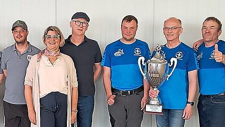 Die Finalisten: Das Ehepaar Th&ouml;bert &uuml;berreicht den Pokal an die Nandlst&auml;dter Eissch&uuml;tzen.