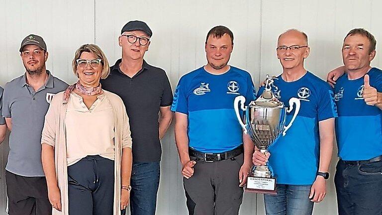 Die Finalisten: Das Ehepaar Th&ouml;bert &uuml;berreicht den Pokal an die Nandlst&auml;dter Eissch&uuml;tzen.