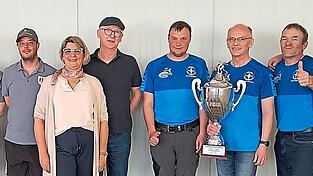Die Finalisten: Das Ehepaar Th&ouml;bert &uuml;berreicht den Pokal an die Nandlst&auml;dter Eissch&uuml;tzen.