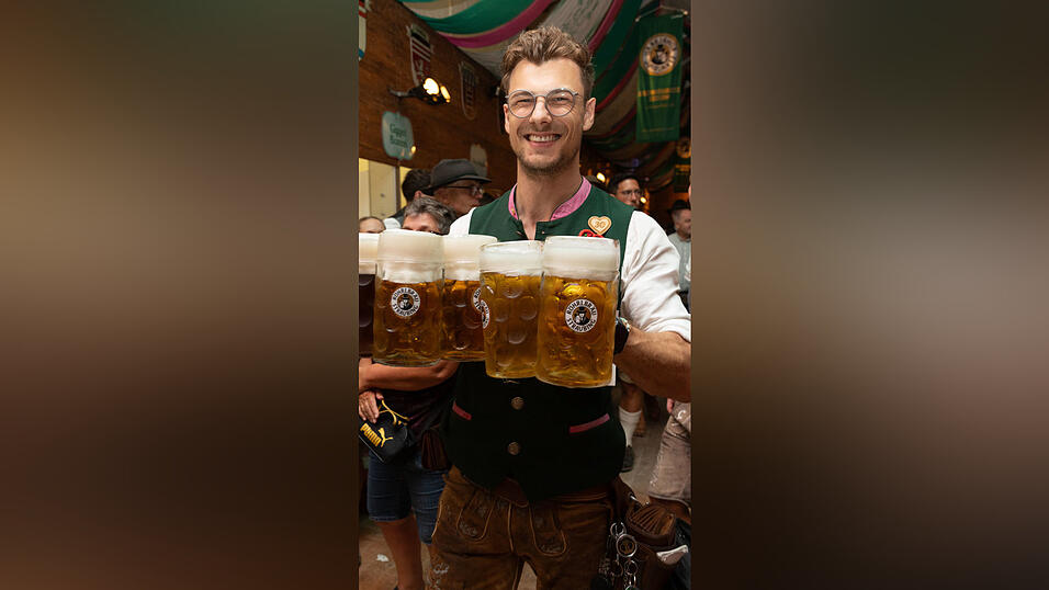 Als die Kapelle Josef Menzl am Montag, 10. August, im Festzelt Weckmann aufspielte, war die Stimmung ausgelassen. Als die Kapelle Josef Menzl am Montag, 10. August, im Festzelt Weckmann aufspielte, war die Stimmung ausgelassen.