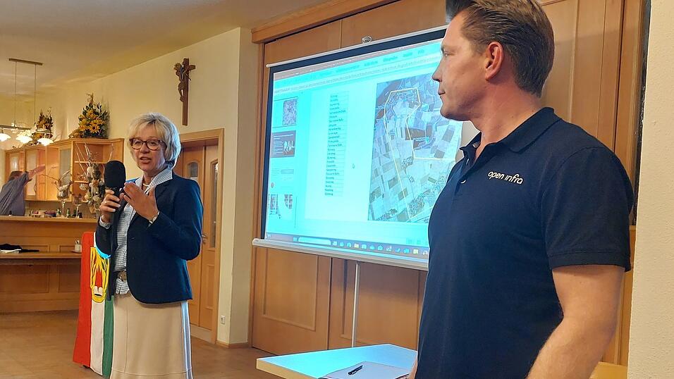 Bürgermeisterin Jutta Staudinger (l.) zeigte auf, was alles geplant ist. Bürgermeisterin Jutta Staudinger (l.) zeigte auf, was alles geplant ist.