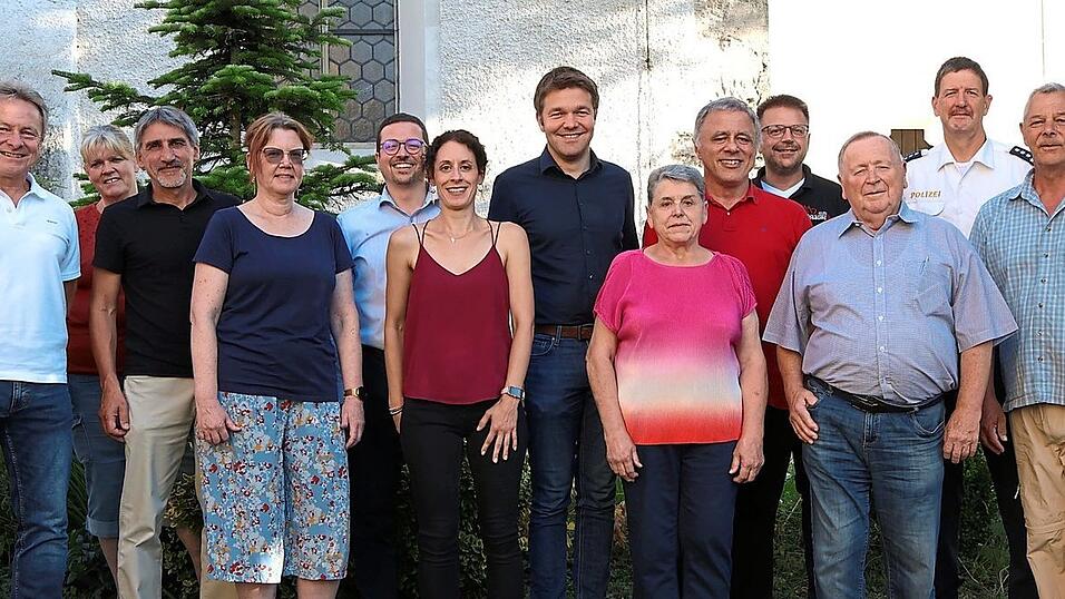 Das Organisationsteam des diesjährigen Moosburger Tags des offenen Denkmals mit Vertretern der vielen beteiligten Gruppierungen. Das Organisationsteam des diesjährigen Moosburger Tags des offenen Denkmals mit Vertretern der vielen beteiligten Gruppierungen.