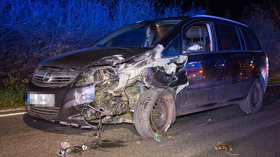 Zwei Menschen starben bei einem Verkehrsunfall am Montagabend auf der B11 bei Eching. Zwei Menschen starben bei einem Verkehrsunfall am Montagabend auf der B11 bei Eching.