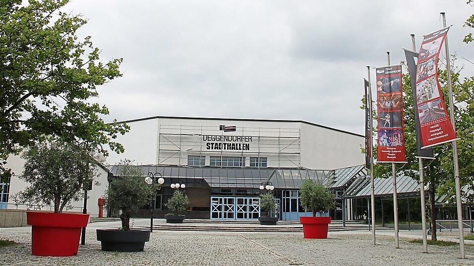 Die Stadthalle im neuen Anstrich mit dem neuen Logo, den Olivenbäumchen und den Flaggen. Die Stadthalle im neuen Anstrich mit dem neuen Logo, den Olivenbäumchen und den Flaggen.