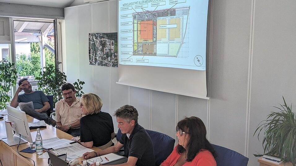 Was bisher über Bau und Betrieb des geplanten Werks bekannt ist, stellten Bürgermeisterin Jutta Staudinger (M.) und geschäftsleitende Beamtin Claudia Domaschka (2.v.r.) bei der Sitzung vor. Was bisher über Bau und Betrieb des geplanten Werks bekannt ist, stellten Bürgermeisterin Jutta Staudinger (M.) und geschäftsleitende Beamtin Claudia Domaschka (2.v.r.) bei der Sitzung vor.