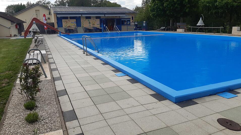 Fr&uuml;hjahrsputz im Freibad: Das gesamte Areal in Niederleierndorf wurde einer kleinen optischen 'Generalsanierung' unterzogen.