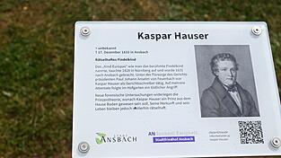 Die Infotafel am Grab von Kaspar Hauser fehlt.