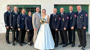 Elena Brandhuber, aktive Feuerwehrfrau der Freiwilligen Feuerwehr Simbach, und Martin Brandhuber, langjähriges Mitglied der Feuerwehr Langgraben, heirateten.