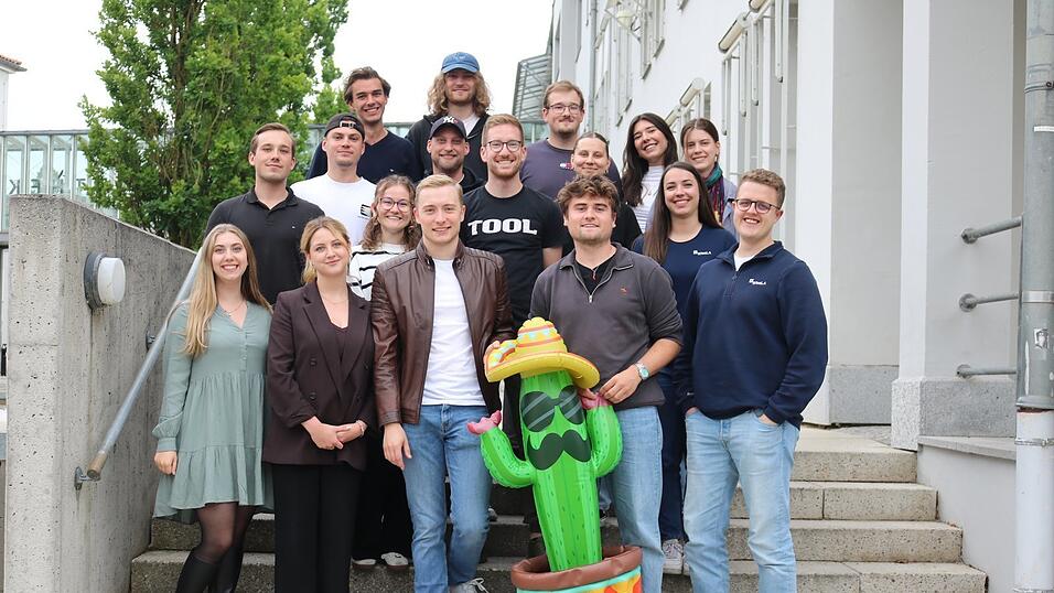 Das Team um die Projektleiter Alexander Heske (vorne, von rechts), Jonas Paulus, Thomas Resch und Stefanie Lehertshuber blickt gespannt auf die Premiere. Das Team um die Projektleiter Alexander Heske (vorne, von rechts), Jonas Paulus, Thomas Resch und Stefanie Lehertshuber blickt gespannt auf die Premiere.