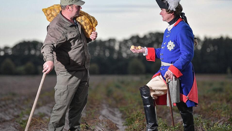 Nachgestellte Szene: Ein Mann im Kostüm als «Alter Fritz» spricht mit einem Kartoffelbauern. (Foto von 2019) Nachgestellte Szene: Ein Mann im Kostüm als «Alter Fritz» spricht mit einem Kartoffelbauern. (Foto von 2019)