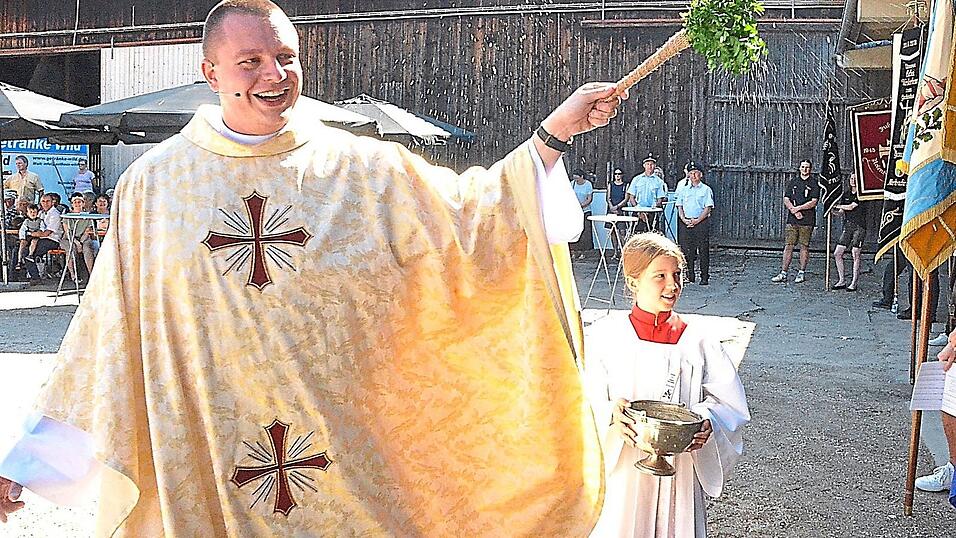 Nach der Segnung des Weihwassers schritt der Neupriester segnend durch die Reihen.