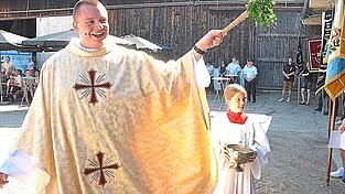 Nach der Segnung des Weihwassers schritt der Neupriester segnend durch die Reihen.