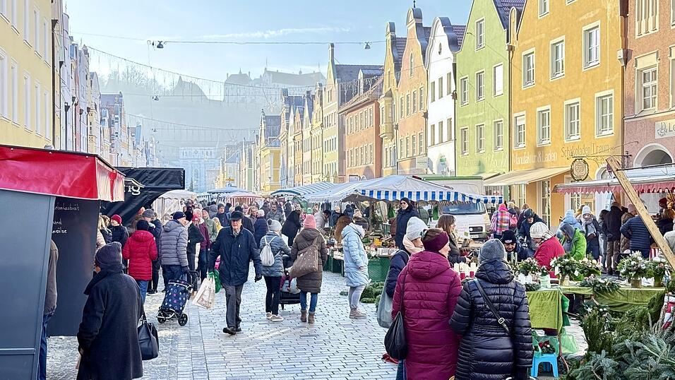 Gut besucht - wie an diesem Freitag - w&uuml;nschten sich diverse Marktkaufleute den Wochenmarkt auch zum Ende des Jahres. Die Bitte, ihn einen Tag vor Silvester stattfinden zu lassen, lehnte die Verwaltung zun&auml;chst kategorisch ab. Jetzt aber ist Bewegung in die Sache gekommen.