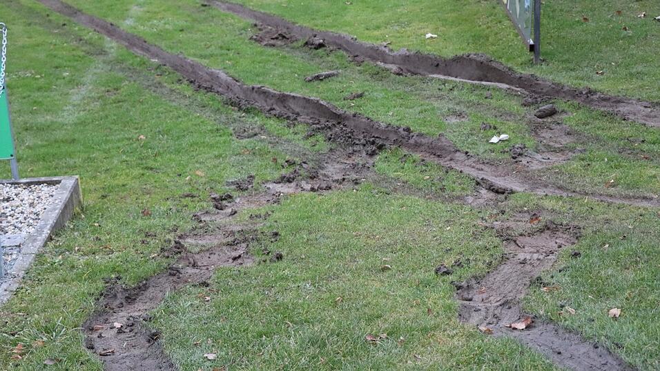 Die Spuren im Fu&szlig;ballplatz sind auch am Montag nach den Versuchen eines 54-J&auml;hrigen, wieder auf die Stra&szlig;e zu kommen, zu sehen.