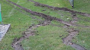 Die Spuren im Fu&szlig;ballplatz sind auch am Montag nach den Versuchen eines 54-J&auml;hrigen, wieder auf die Stra&szlig;e zu kommen, zu sehen.