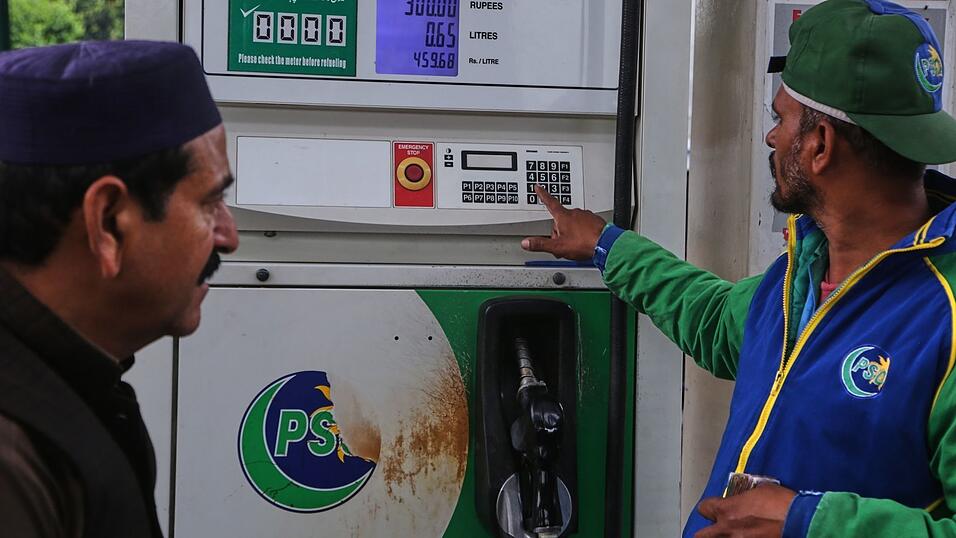 Spritpreise in Pakistan steigen wegen der Folgen des Iran-Kriegs massiv.