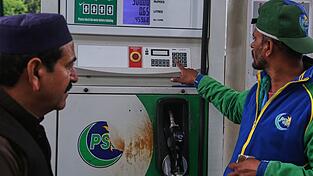 Spritpreise in Pakistan steigen wegen der Folgen des Iran-Kriegs massiv.