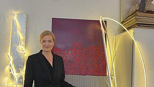 Barbara Wilmers-Hillenbrand vor ihrem Bild zu Artikel 1 der Menschenrechte.