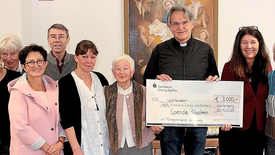 Scheckübergabe durch den Pfarrgemeinderat an Pfarrer Gregor Bartkowski. Scheckübergabe durch den Pfarrgemeinderat an Pfarrer Gregor Bartkowski.