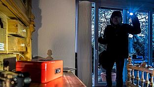 Unter anderem für Einbrüche muss sich der Angeklagte verantworten. Unter anderem für Einbrüche muss sich der Angeklagte verantworten.