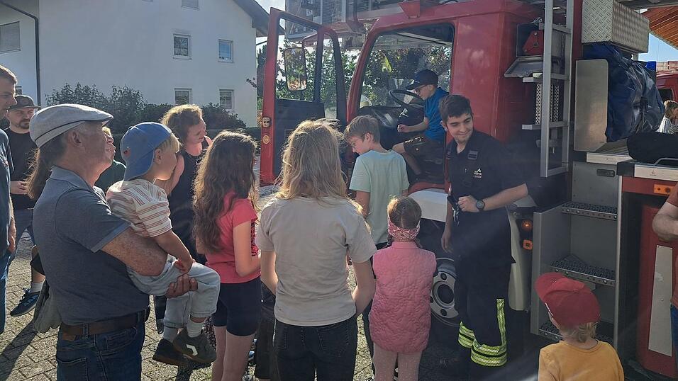 Kindgerecht erkl&auml;rten die Feuerwehrler die Abl&auml;ufe.