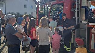 Kindgerecht erkl&auml;rten die Feuerwehrler die Abl&auml;ufe.