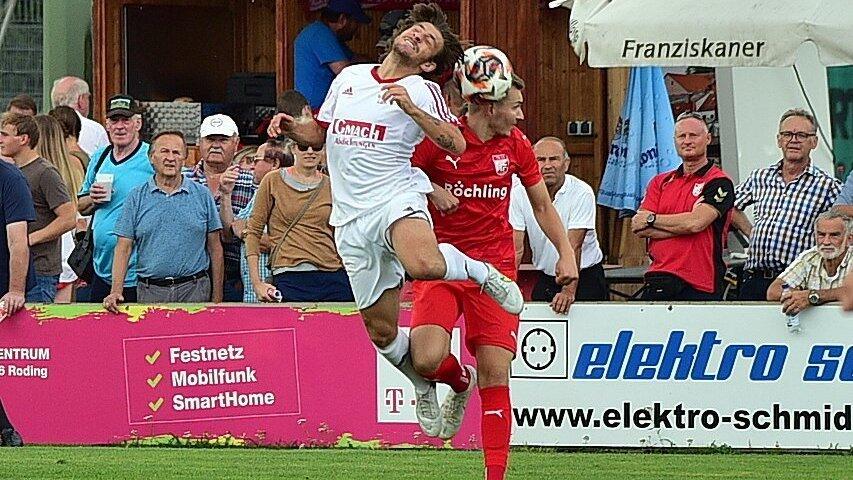 Roding (rot) hat das Landkreis-Derby gegen Lam (weiß) klar für sich entschieden.