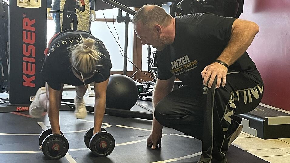 Sepp Maurer trainiert in seiner Sportschule auch regelm&auml;&szlig;ig mit Profis wie Boxerin Tina Rupprecht. Immer wieder treibt er die Weltmeisterin zu Bestleistungen an.