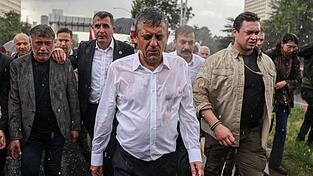 Özgür Özel trotzt dem Regen und seiner Absetzung als Parteichef Özgür Özel trotzt dem Regen und seiner Absetzung als Parteichef
