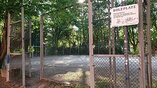 Der Bolzplatz beim Safferlingsteg ist schon etwas in die Jahre gekommen. Der Bolzplatz beim Safferlingsteg ist schon etwas in die Jahre gekommen.