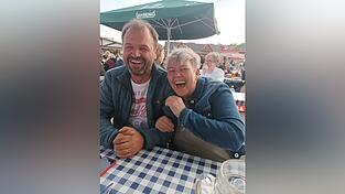 Zwei, die sich gut verstehen: Rolf Graßler und Cordula Haberberger sind Geschwister. Doch das wissen sie erst seit ein paar Monaten. Zwei, die sich gut verstehen: Rolf Graßler und Cordula Haberberger sind Geschwister. Doch das wissen sie erst seit ein paar Monaten.