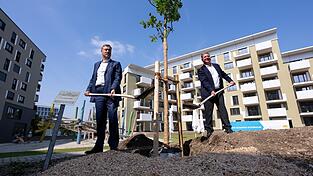 Bayerns Ministerpr&auml;sident Markus S&ouml;der (l.) und sein Bauminister Christian Bernreiter pflanzen in M&uuml;nchen auf einem neuen Wohngebiet f&uuml;r Staatsbedienstete gemeinsam einen Baum.